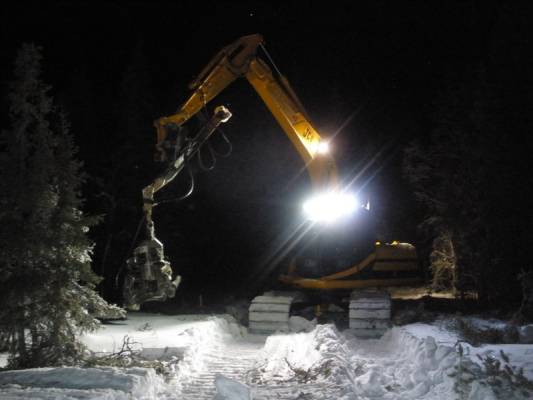 metsätöissä
reitin hakkuuta talvisena iltana
Avainsanat: jcb motopää