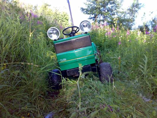 Puiden hakua Rallylla
juu oli heinäkuussa vähän märkää ja keväiset vanhat traktorin urat, joista ensin meni muutaman kerran pienen suttaamisen kera läpi mutta eipä sitten enää... lisävalot sitä varten kun tulee joskus pimeelläkin ajettua ja leikkurin omat valot eivät valaise edes hädintuskin maanpintaa...
