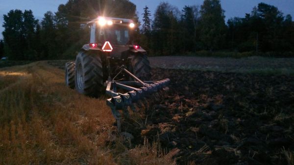 Massey ferguson 9240 ja super goljat 10.
Tuollaista jälkee tulee.
