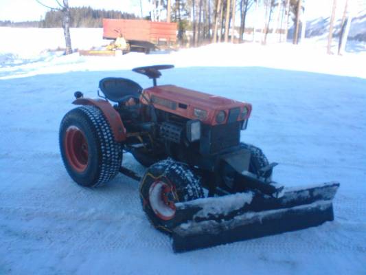 kubota b6000
meidän pienin aurausyksikkö
Avainsanat: traktorit ja koneet