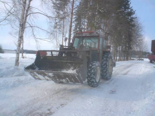 siin meijjän fiat 80-90 auraamast tultu
kuva on huono koska kuva otetttu puhelimella
Avainsanat: traktorit ja koneet