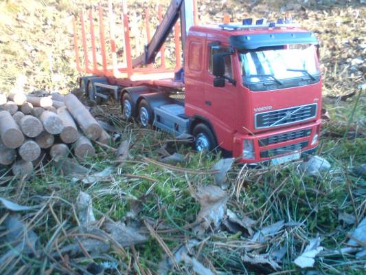 tuunattu volvo fh12 puunhaku retkellä
volvossa on lisävalot jha rekisterit ja suaraputki
Avainsanat: pienoismallit rakennetut