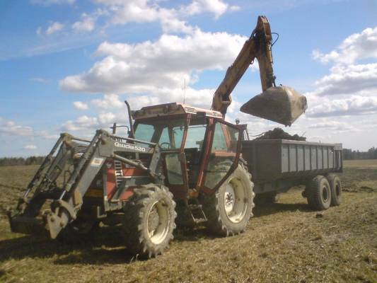 fiat 80-90 kuarmaa on jo vähän ja liebherr 911 kaivaa ojaa
Avainsanat: traktorit ja koneet