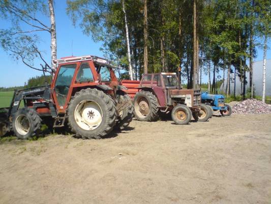 siin olis jotain koko eroja ja ikä eroja
likkä rivissä fiat 80-90 international 824 ja fordson dexta.
Avainsanat: traktorit ja koneet