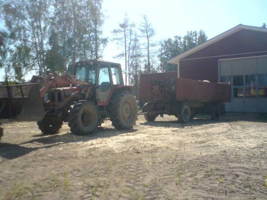 massey ferguson 690 ja täys peräkärry perässä
Avainsanat: traktorit ja koneet