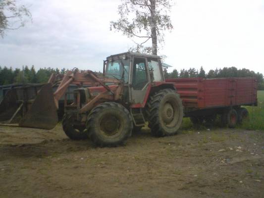MASSEY FERGUSON 690 JA EKA-TASOT
hajonnutta paalii lähös hakee pellolt pois
Avainsanat: traktorit ja koneet