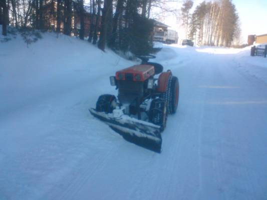 kubota b6000 
olin auraamas hallin pihaa ja sen jälkeen rupesin vähän tahkoo tiän reunoja
Avainsanat: kubota b6000