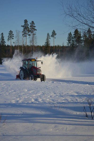 Valtralla linkoomassa
Tuulen juoksuttamia linkosin pois tieltä auringon laskiessa :)
Avainsanat: Valtra A-sarja 2WD Esko