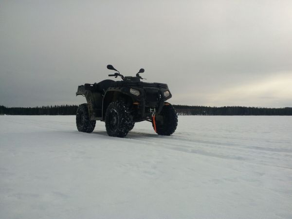 Hyvää kevättä kaikille Pottupellon kyntäjille!! :)
Viikon lämpöjakson jälkeinen pakkaspäivä oli kovettanu hangen pinnan niin, että mönkijälläkii pääs ajelemaan :)
Avainsanat: Polaris Sportsman XP 550 X2