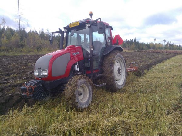 pikku-Valtra oikeissa töissä
Tietääkseni ensimmäinen kerta, kun tällä traktorilla on kynnetty. Aluksi olin hieman skeptinen, mutta ihan nätisti se 3-siipinen seuraa perässä.
Avainsanat: Valtra A-75 Kyntö 2wd