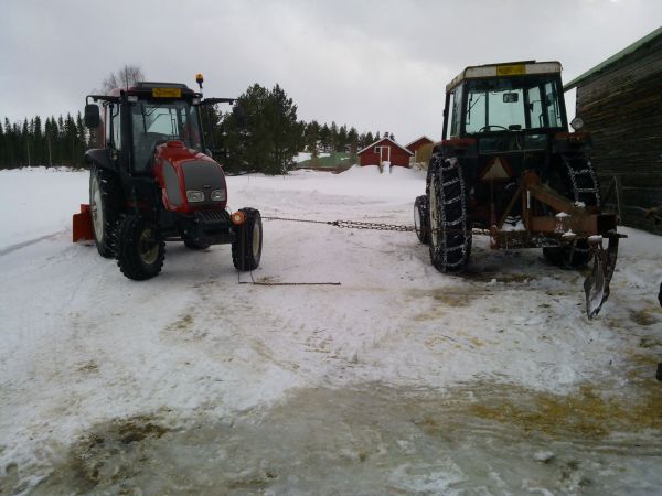 Perälevyn kääntöä
Perälevyä ei ole käytetty ainakaan neljään vuoteen ja nyt se piti saada käännettyä. Talja Aalaiseen kiinni ja ketjulla levyn reunasta kiinni. Ei kääntyny Valtralla vetäen ku pito loppu :D Saatiin käännettyä vaikka tiukassa olikin.
Avainsanat: Valtra A-sarja International 684 Esko Perälevy 2WD