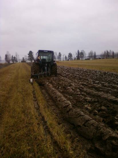 kyntöä valmetilla
syksyn kyntöjä
Avainsanat: valmet