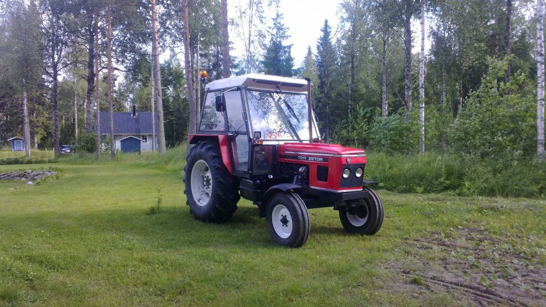 Zetor 7011 Turbo
turbo ja nyt 18.4-30 takaset.
