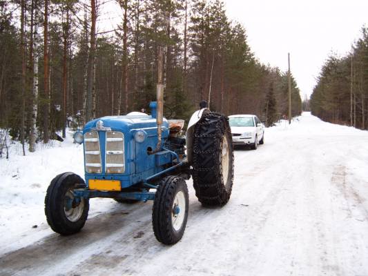 Fordson Super Major -64
Fordson super major -64 entisöity hyvä traktorin pihan auruuseen :D ainut paska homma jos sataa niin ei saa tuota kattoluukkua kiinni joku vika siinä :D
