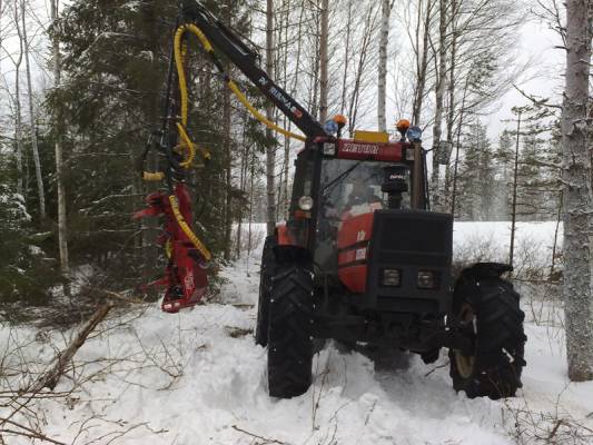 Zetor 9540 (mustanaamio)
elikkä mustanaamio 9540 siinä tapio 250 harvesterilla polttopuita tekemässä :)
