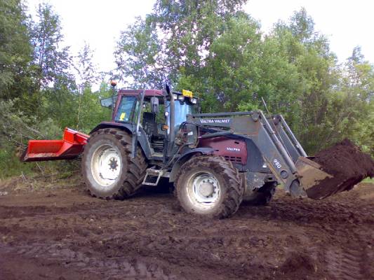 Valtra 8750 ja vama 300
ajettiin muraa mökille :) valtralla kyytiin ja zetor 9540:llä mökille.
