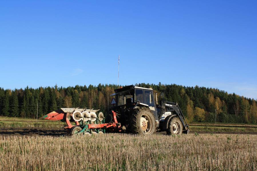 Valmet 905 & Kverneland
Kyntöjä 2011
Avainsanat: Valmet Kverneland