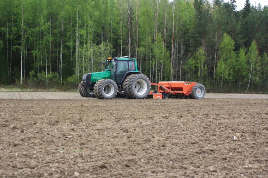 Viimiset kylvöt
Valtra 6850 HT,Maschio & Tume HKL 3000
Avainsanat: Valtra Tume