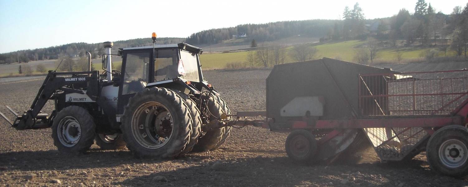 Kivien keruuta
Valmet 905T & Oma valmisten kivenkeruu kone.
Avainsanat: valmet