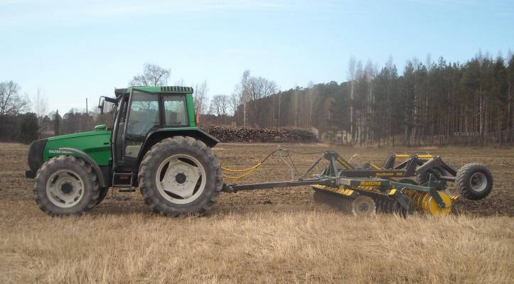 valtra 
valtra 6850 ja multiva disc master 350
Avainsanat: valtra multiva