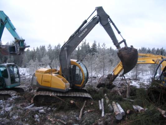 Jalka vähän luiskahti kytkimellä
Kaivamas ojaa keitahalla =suo,jäi yöksi suohon -22 astetta.Nostossa kaksi konetta.
