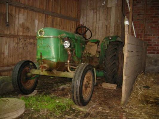 Deutz 30 D 
Ilmajäähdytetty kaks sylinterinen Deutzi etuvaloja ja eturenkaita lukuun ottamatta aivan samoissa maaleissa kuin tehtaalta lähtiessään oikeastaan mitään ei ole tehty ajo kuntoinen pieniä vikoja lukuun ottamatta
Avainsanat: Deutz 30D