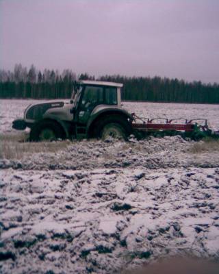 Valtra M120 Bio Diesel
oltiin kyntämässä ja tuli vähä märkä kohta kuvassaon nelisiipiset muovi siivillä olevat kvernlandit  jotka ovat niin ylhäällä kun M120 nostaa
Avainsanat: Valtra BioDiesel Kvernland