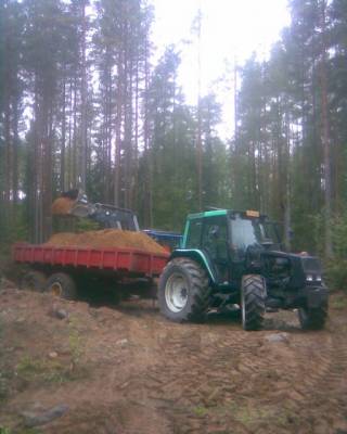 Valmet 6100, Valtra 900 ja jokku venälääset vaihtolava kärryt
Avainsanat: Valmet Valtra