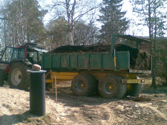 valtra valmet6800 ja ite tehtyt maakärryt 
piha maan ajoa keväällä 08
Avainsanat: valtra valmet 6800 maakärry