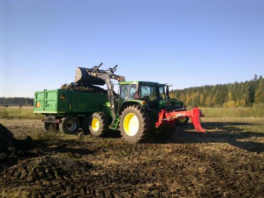 John Deere 7720 ja 6610+VM300
Maansiirtoa ,kivet ja kannot pois uudismaasta.
Avainsanat: John Deere