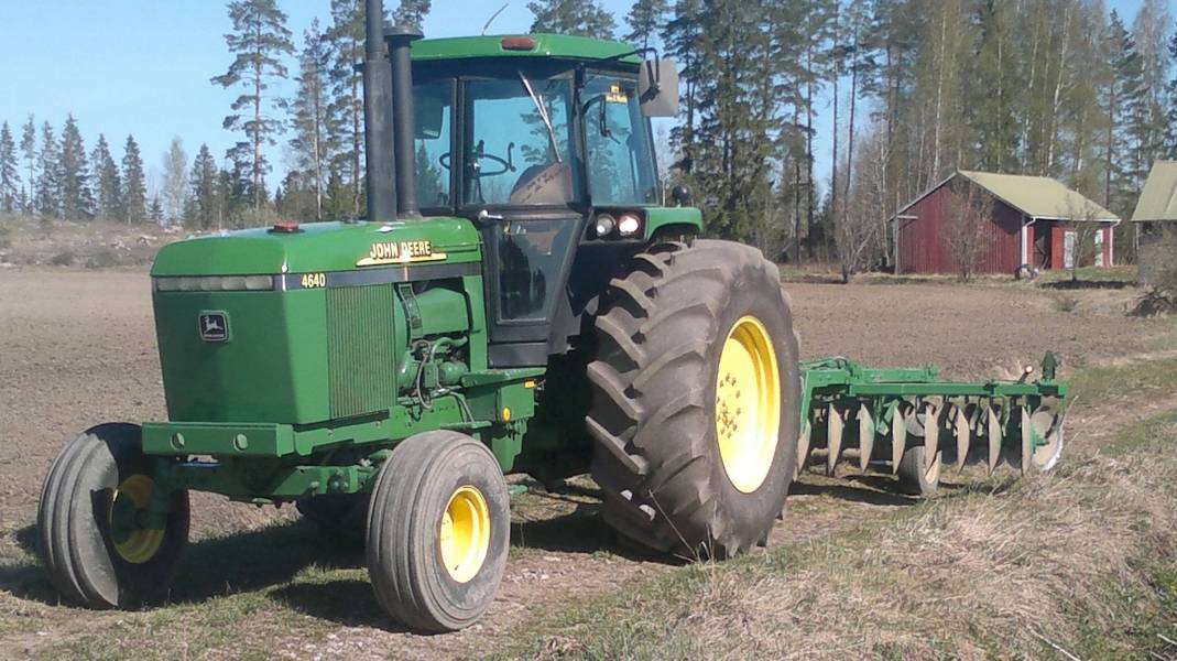 John Deere
Jontikan lautasmuokkain ja 4640  kevät töihin.
Avainsanat: John Deere