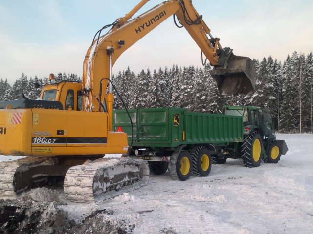 John Deere ja Hyundai 160-7
Pelto kivien poksauttelua  pikku pakkasella  -18 .
Avainsanat: John deere,Hyundai