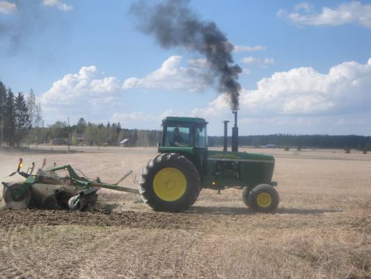 John Deere 4640 ja Amazone
4 m cattros lautasmuokkain ja 4640 John Deere ,kevät muokkaukset käyntiin.
Avainsanat: john deere