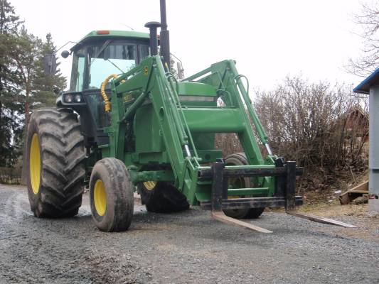 john deere 4640
uudet takarenkaat ja kuormaaja paikalleen.
Avainsanat: john deere