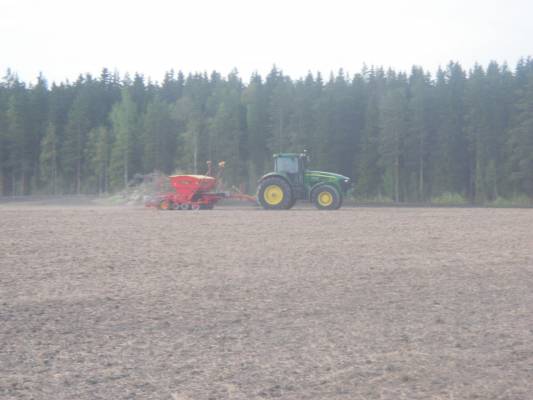 John deere 7720 ja rapid
kylvöt olis siinä sitten tältä keväältä..
Avainsanat: john deere