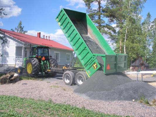 John Deere 4640 ja scania-kärryt
18,7 tonnia vanhuksella kivituhkaa, kevyesti kulkee.
Avainsanat: john deere