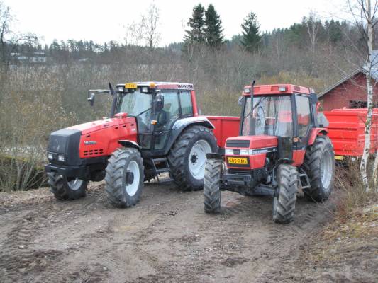 Valtra 8350 ja CaseIh 895
Sahalla Hi-tec 2 vm -02 ja Case 895  vm-94
Avainsanat: Valtra CaseIh