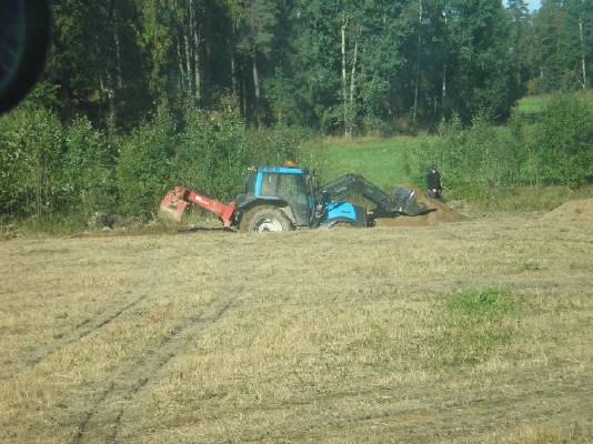 Valtra Hitec 6550
Maanajo/ salaojien teko. Löyty hyvä hiekka esiintymä salaojille niin päätettiin kaivaa hitekille hauta!!!
Avainsanat: Valtra