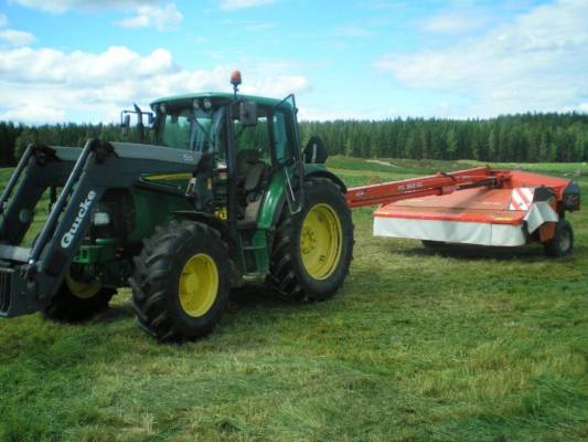 Niittoyhdistelmä
Kävin rahtina niittämässä Sulkavalla kesällä 2009
Avainsanat: JD John Deere Kuhn