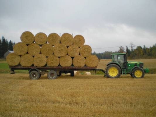 John Deere + paalikärry
Olkipaalien ajo. Isäntä innostu tekemään kuorman
