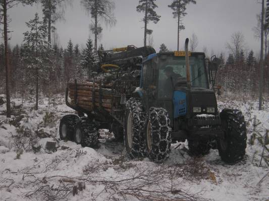 Valmet 6300 ja Junkkarin metsäkärry ajossa
vajaita kuormia ajettiin suolta
