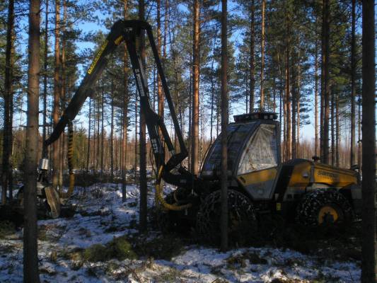 SR 1046 X suolla
aika mukavasti oli suo jäätynyt ku ei upottanu ollenkaan. Kone on liisattu mäntsälän ammattiopistolla
