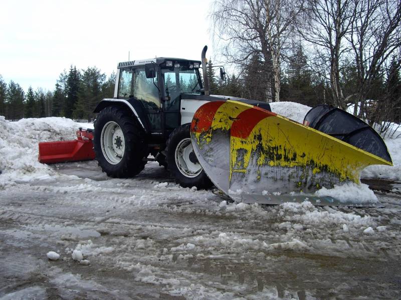 Valmet 8400
Aurausvarustuksessa
Avainsanat: Valmet 8400 aura