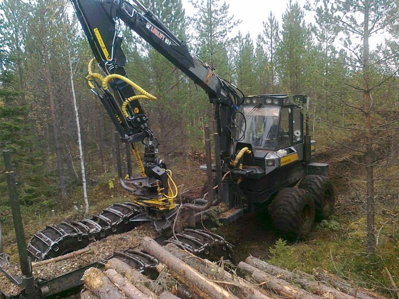 Ponsse Buffalo S16
Puhveli varustettuna energiakouraksi muokatulla harvesteripäällä. 
Avainsanat: ponsse hs16 buffalo energia