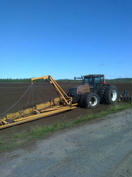 Valmet 8950 paketti päällä
8950 joutui viivoitushommiin, kun 8400 kytkin alkoi luistamaan. 
Avainsanat: valmet 8950 viivoitin viivotin karheeja jyrsin