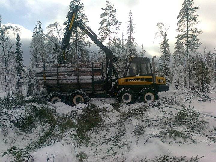 Ponsse Wisent
Tukkia kuskaamassa
Avainsanat: ponsse wisent ajokone ranua