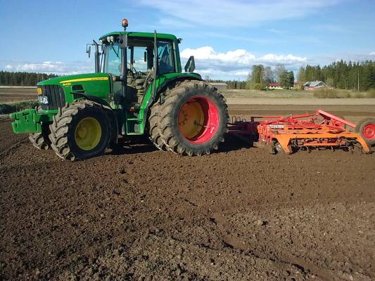 JD 6430 ja Tume
Perunamaan äestelyä
Avainsanat: JD Tume