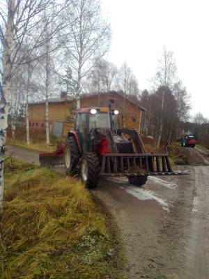 valmet 6400 ja vm 250
ja takana naapurin autio navetta
Avainsanat: valmet