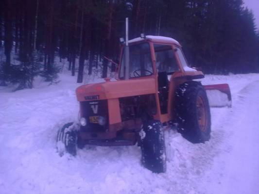 valmet 700 mk2 ojassa
no tuli vähän väistettyä autoa joka tuli vastaa keskeä tietä ja väistin meni liian penkalle
Avainsanat: valmet 700 mk2 ojassa