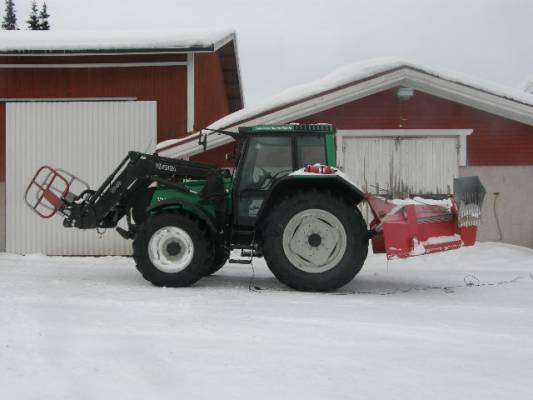 valtra 6550 ja ala-talkkarin linko
valtra oottaa lumihommia lisää
